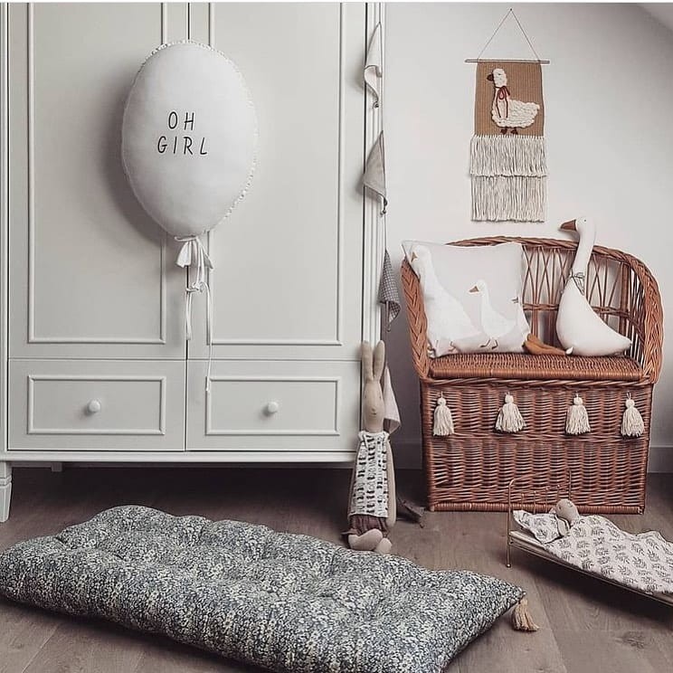 Szafa dziecięca Bianka trzydrzwiowa w pokoju dziecka