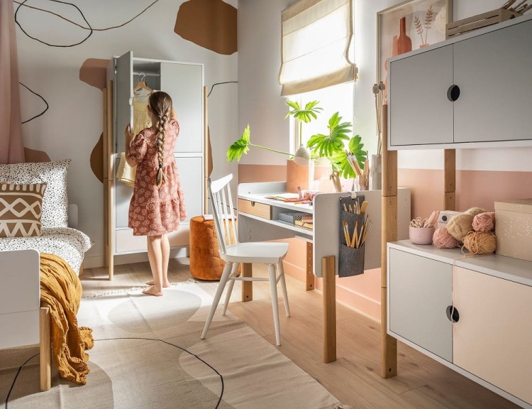 Drewniana szafa modułowa niska 2D dwudrzwiowa NOOI szara 81x53x100cm wysokości, dwoje drzwi - różne kolory - aranżacja w pokoju dziecka