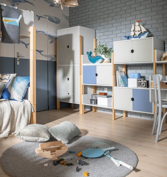 Drewniana szafka dwudrzwiowa NOI szara modułowa 81x43x60cm ukazana w pokoju dziecka