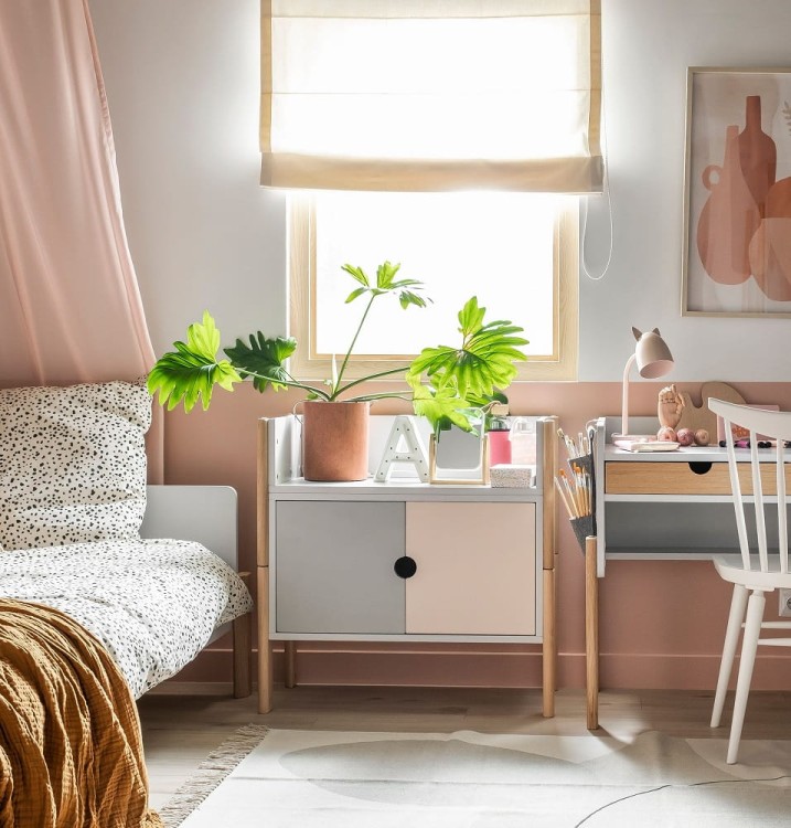 Drewniana szafka dwudrzwiowa NOI szara modułowa 81x43x60cm ukazana w pokoju dziecka