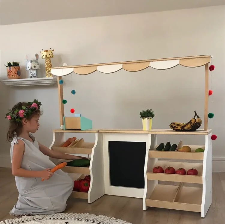 drewniany stragan Fresh Market dla dzieci z daszkiem i półkami