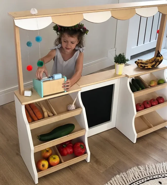 drewniany stragan Fresh Market dla dzieci z daszkiem i półkami