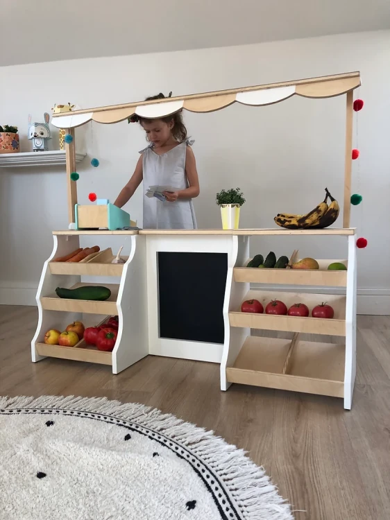 drewniany stragan Fresh Market dla dzieci z daszkiem i półkami
