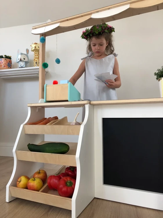drewniany stragan Fresh Market dla dzieci z daszkiem i półkami