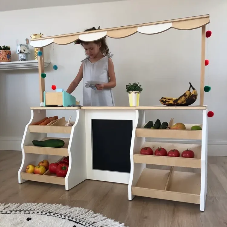 drewniany stragan Fresh Market dla dzieci z daszkiem i półkami