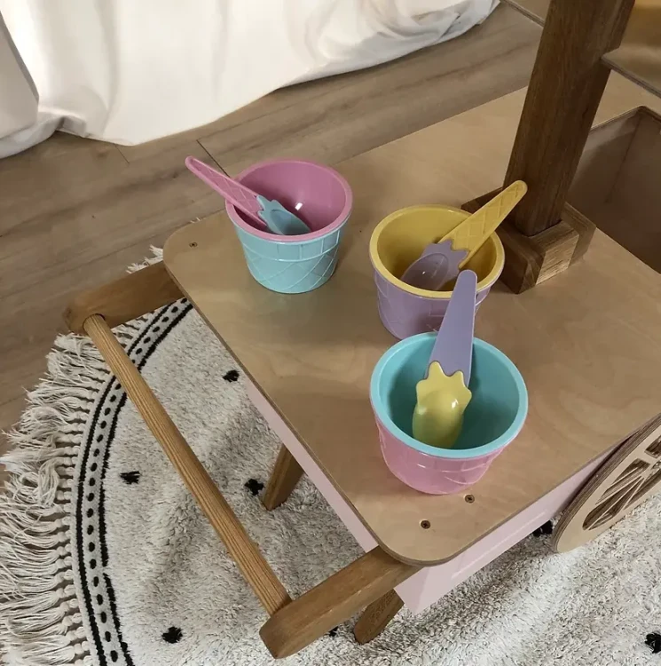 drewniana lodziarnia dla dzieci – wózek z lodami Montessori