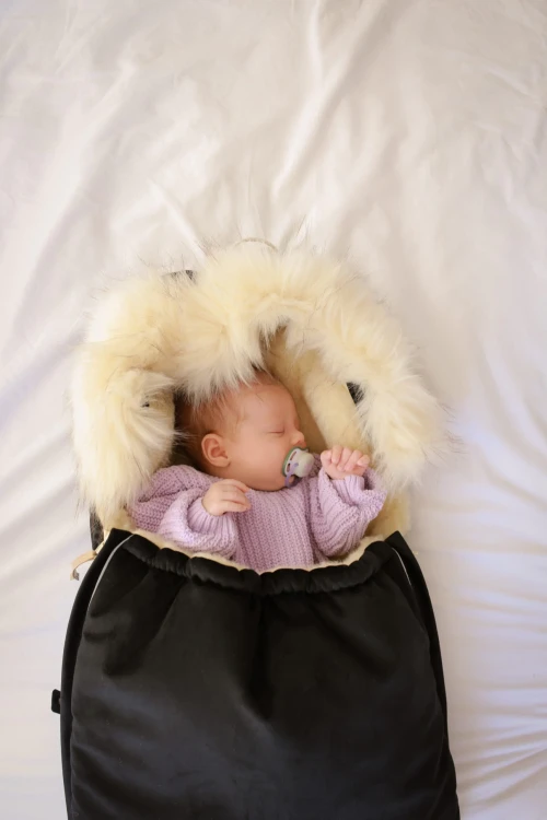 Śpiworek zimowy do wózka z odblaskiem i futerkiem