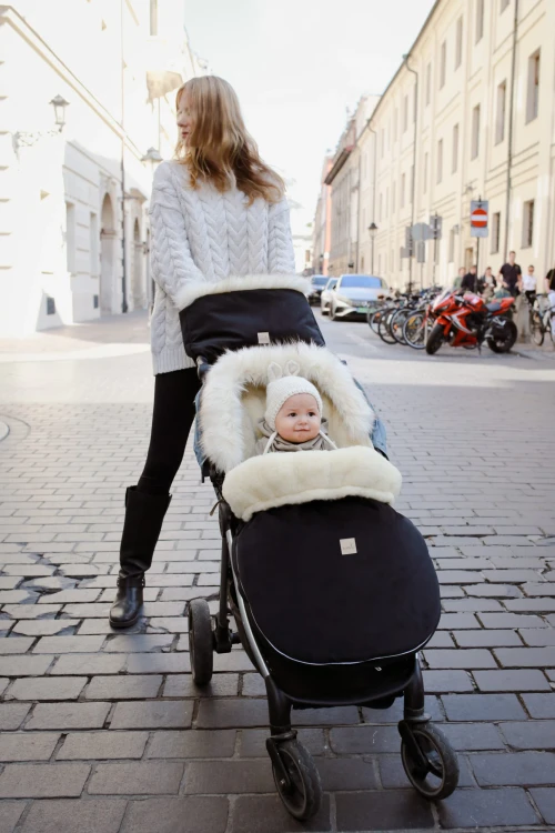 Czarny śpiworek do wózka z owczej wełny