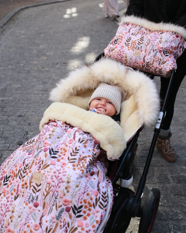 Wełniany wodoodporny śpiworek do wózka – Flowery w kwiaty