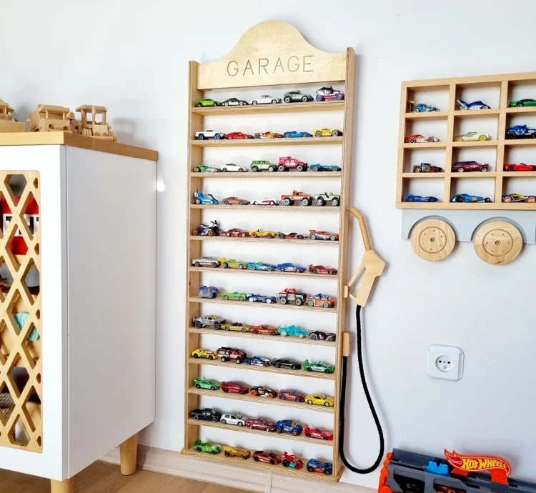 Drewniana półka na resoraki w kształcie dystrybutora