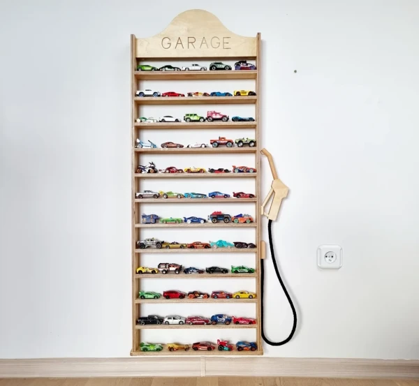 Drewniana półka na resoraki w kształcie dystrybutora