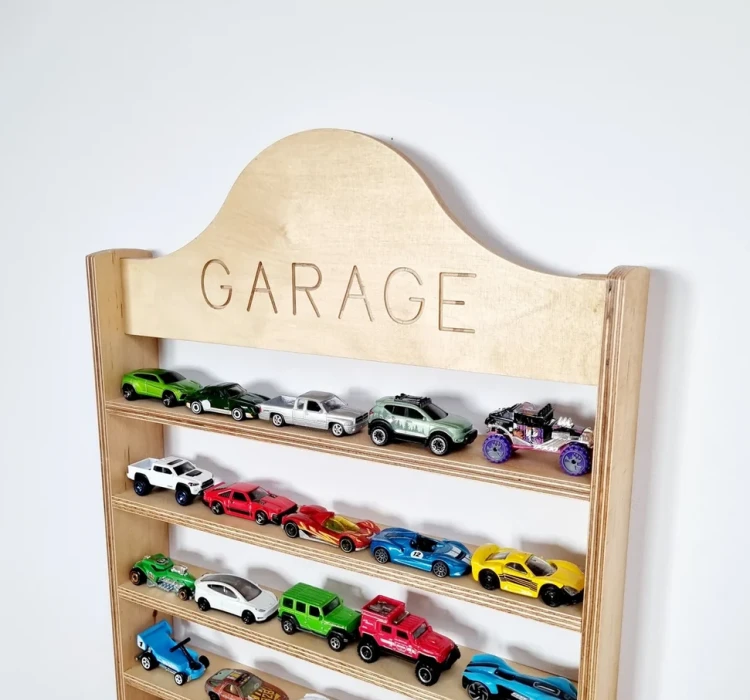 Drewniana półka na resoraki w kształcie dystrybutora