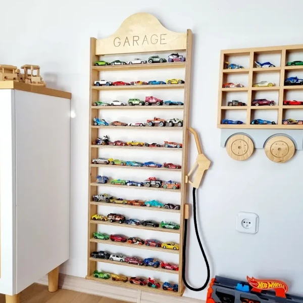 Drewniana półka na resoraki w kształcie dystrybutora