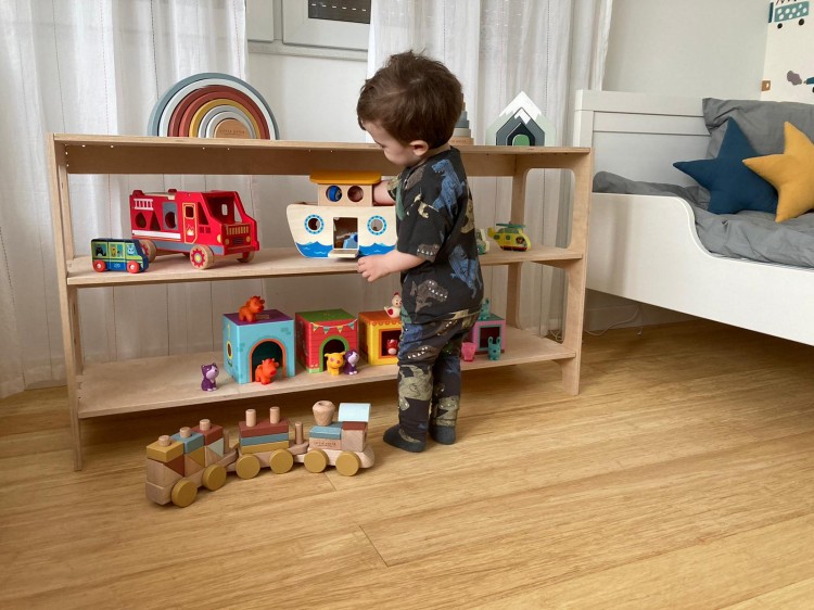 Regał Montessori dla dzieci ze sklejki brzozowej – na zabawki i książki