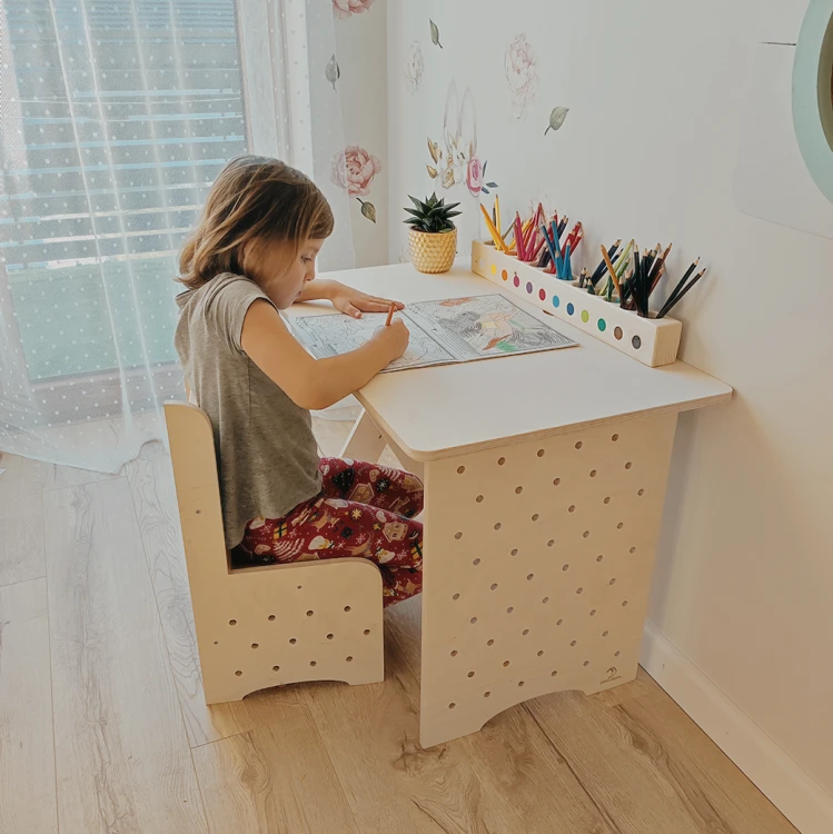 Drewniany organizer na kredki dla dzieci wykonany ze sklejki brzozowej, stojak na kredki na biurko