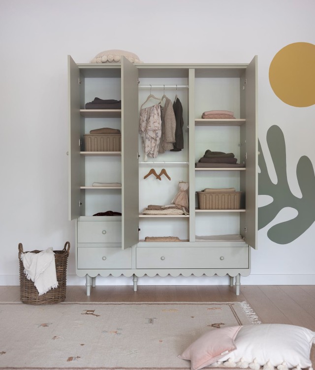 Drewniana szafa trzydrzwiowa dla dzieci Babushka Oliwka