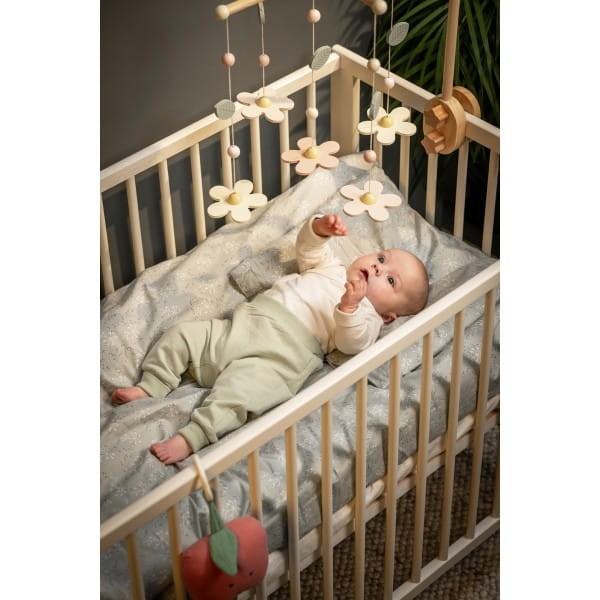 Drewniany uchwyt do mobilu Jabadabado w pokoju dziecięcym