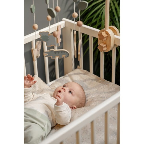 Drewniane mobile w stonowanej kolorystyce z białymi kropelkami deszczu