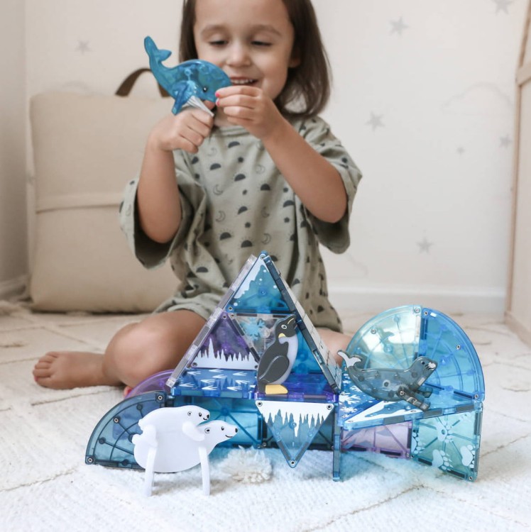 Budowla z zestawu MAGNA-TILES Arctic Animals – lodowe góry i jaskinie z magnetycznych płytek.
