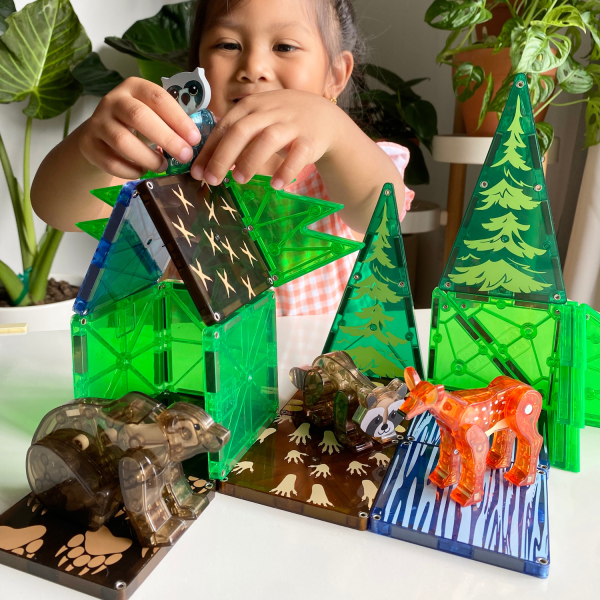 Zestaw MAGNA-TILES Forest Animals – figurki jelenia, lisa, sowy i niedźwiedzia na tle leśnych płytek.