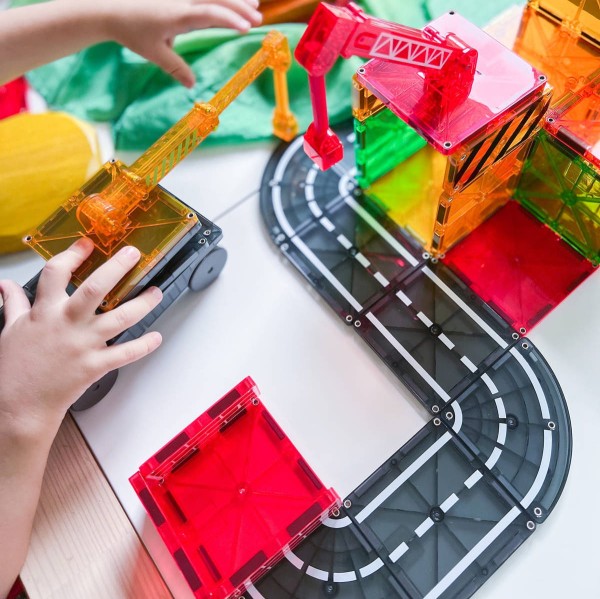 Zestaw MAGNA-TILES Builder 32 elementy – kolorowe płytki magnetyczne i dźwig.