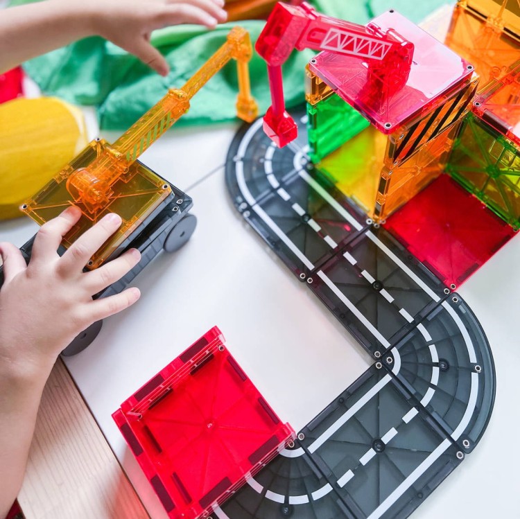 Zestaw MAGNA-TILES Builder 32 elementy – kolorowe płytki magnetyczne i dźwig.