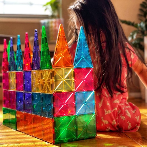 Dziecko bawiące się zestawem MAGNA-TILES Classic 100 el.