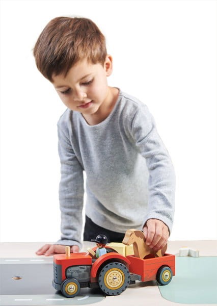 pol_pl_Drewniany-traktor-z-przyczepa-i-akcesoriami-Tender-Leaf-Toys-1226_3.jpg