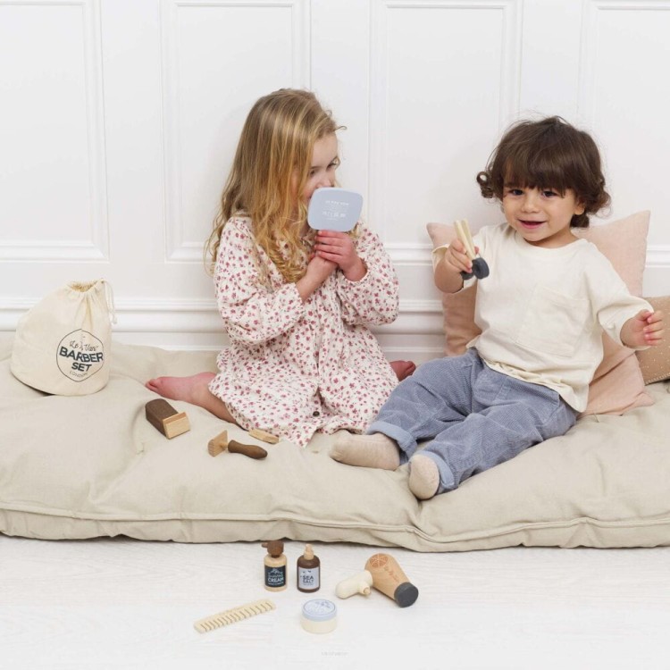 Dzieci bawiące się drewnianym zestawem fryzjera Le Toy Van