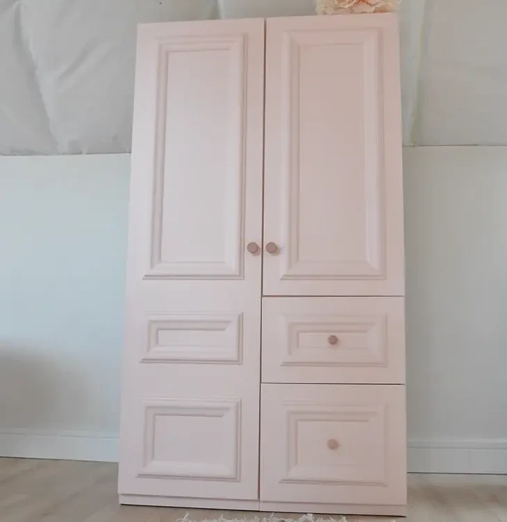Ręcznie robiona szafa dwudrzwiowa z płyty stolarskiej w kolorze różowym