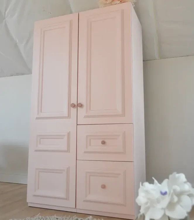 Ręcznie robiona szafa dwudrzwiowa z płyty stolarskiej w kolorze różowym