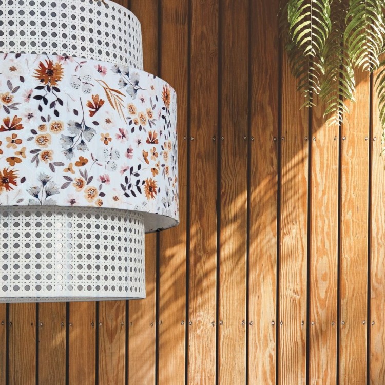 lampa-wiszaca-bialy-rattan-w-musztardowe-kwiaty.webp