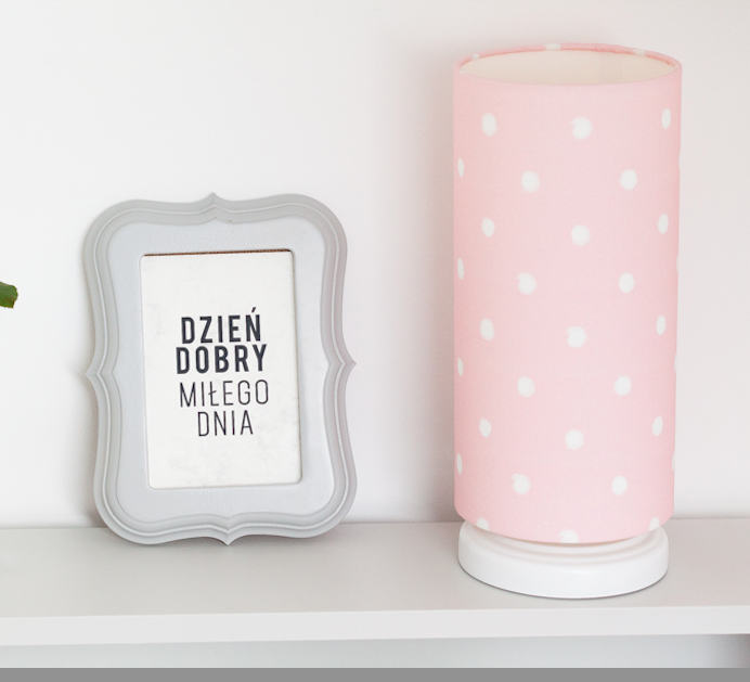 ROZOWA-LAMPKA-W-KROPKI-DLA-DZIEWCZYNKI.webp