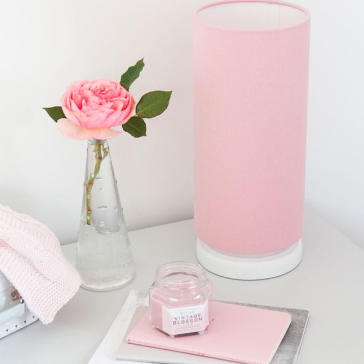 lampka-nocna-rozowa-do-zasypiania-dla-dzieci.webp