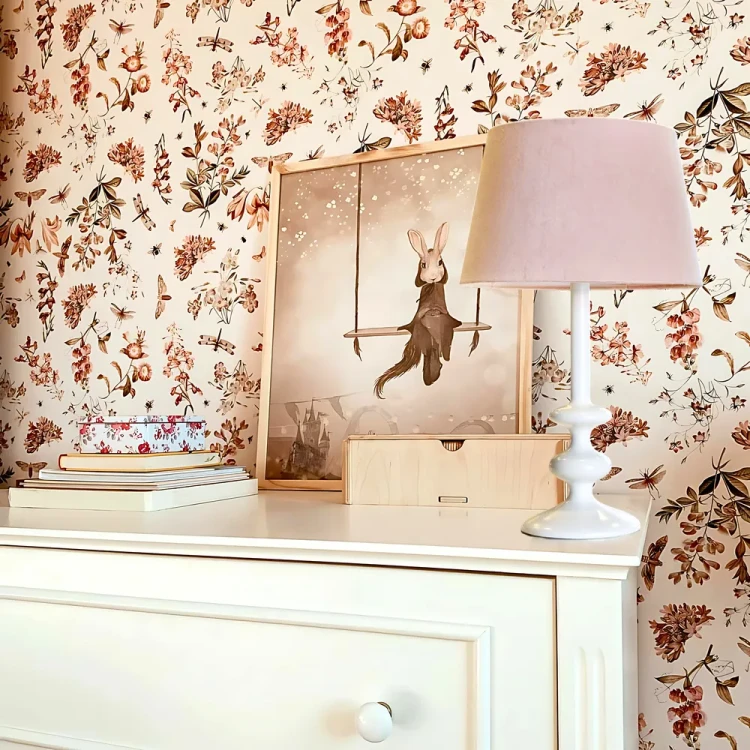 Lampa-stojaca-Powder-Velvet-Vibe-z-biala,-toczona-podstawa-i-velvetowym-abazurem-w-kolorze-pudrowego-rozu-do-pokoju-dziewczynki. (1).webp