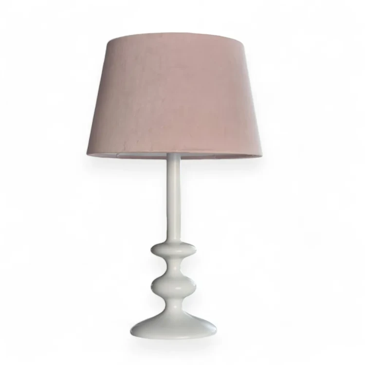 Lampa-stojaca-Powder-Velvet-Vibe-z-biala,-toczona-podstawa-i-velvetowym-abazurem-w-kolorze-pudrowego-rozu-do-pokoju-dziewczynki..webp