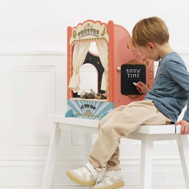 Drewniany teatr lalek Le Toy Van z kurtynami i okienkiem kasowym