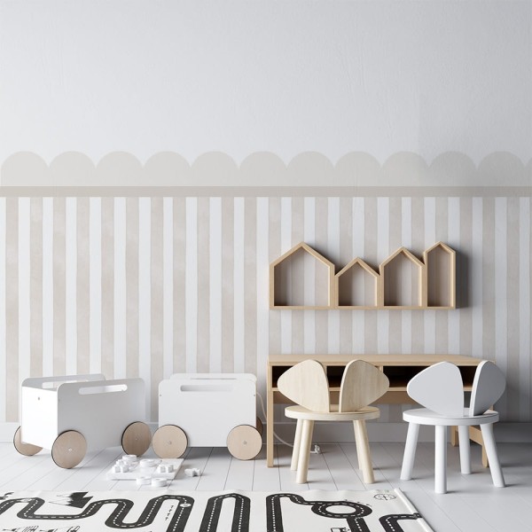 Beżowa naklejka na ścianę w stylu lamperii z delikatnymi paskami w pokoju dziecka