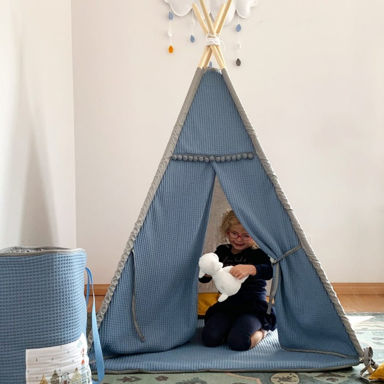 Namiot tipi Amsterdam z matą podłogową w pokoju dziecięcym