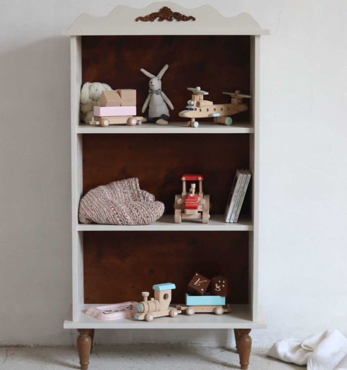 Biblioteczka Montessori – przestronne półki i kolorowy design