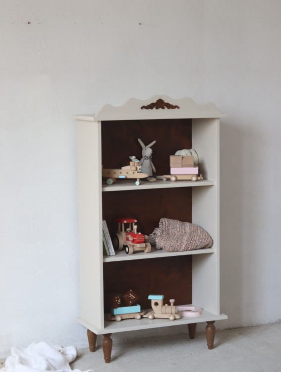 Biblioteczka Montessori – przestronne półki i kolorowy design