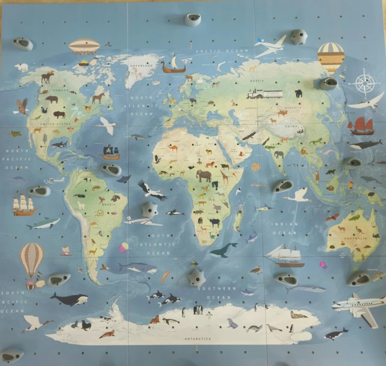 Ścianka wspinaczkowa dla dzieci Mapa świata ze zwierzętami