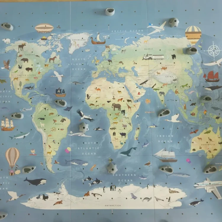 Ścianka wspinaczkowa dla dzieci Mapa świata ze zwierzętami