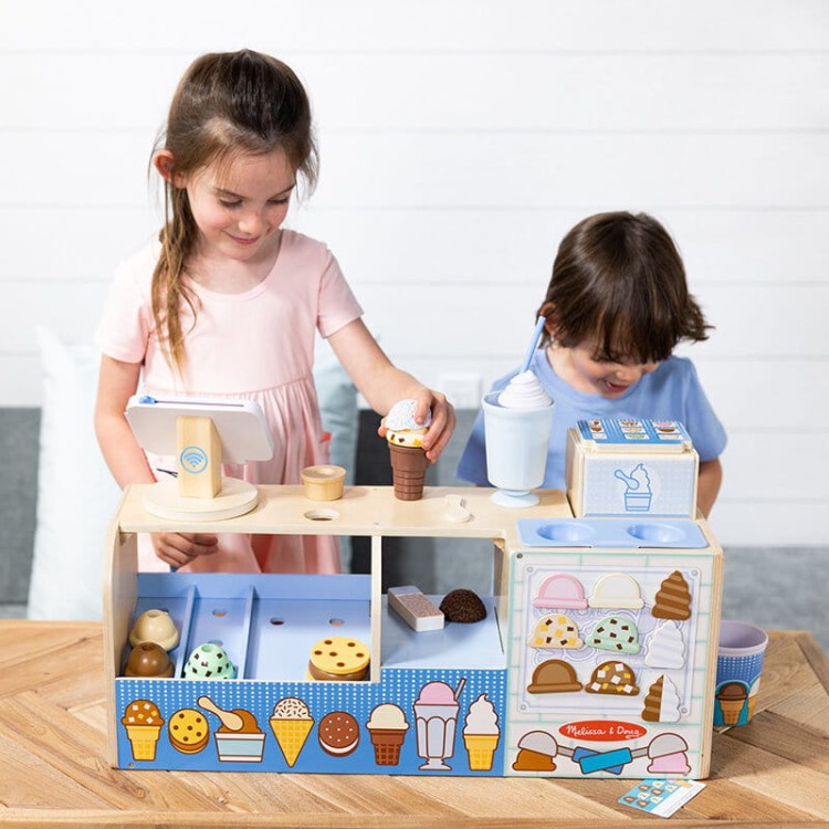 Dziecko bawiące się drewnianą lodziarnią Melissa & Doug