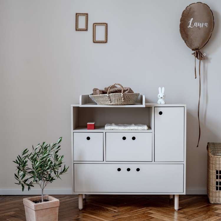 Drewniana komoda River – piaskowy beż, komoda dla dzieci z szufladami, szafką i boksem, Wood Luck Design
