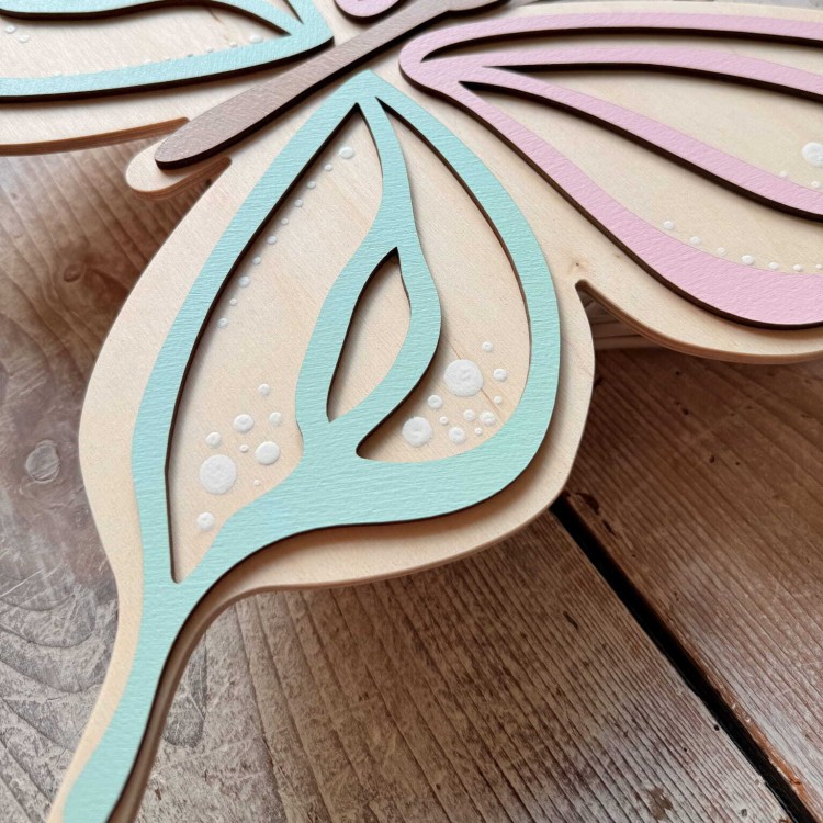 ciepłe światło lampki nocnej Motylek w pokoju niemowlaka