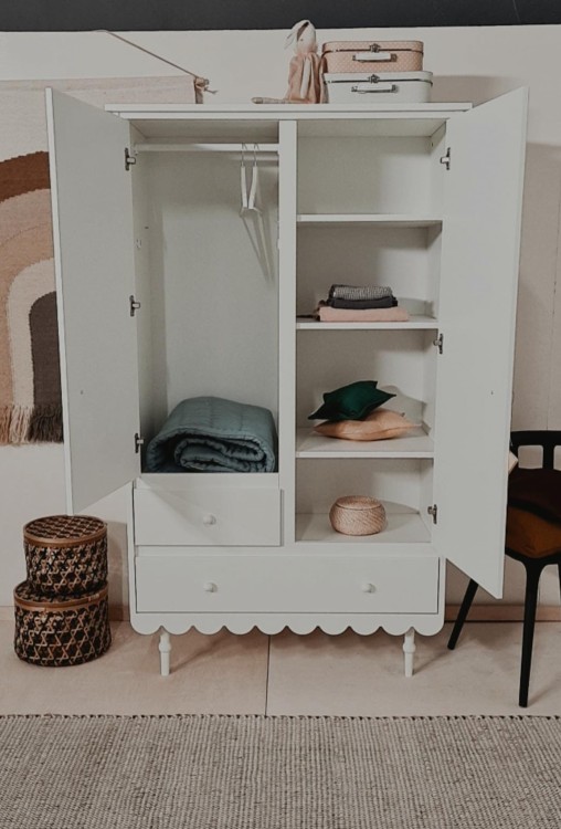 Drewniana szafa dla dzieci Babushka Różowa - wnętrze szafy