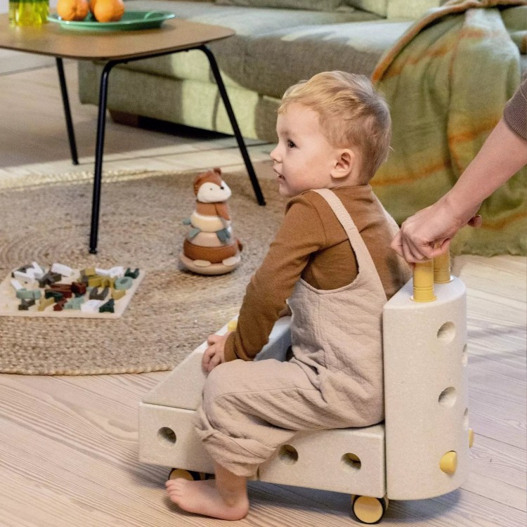 Dziecko bawi się klockami MODU Explorer set