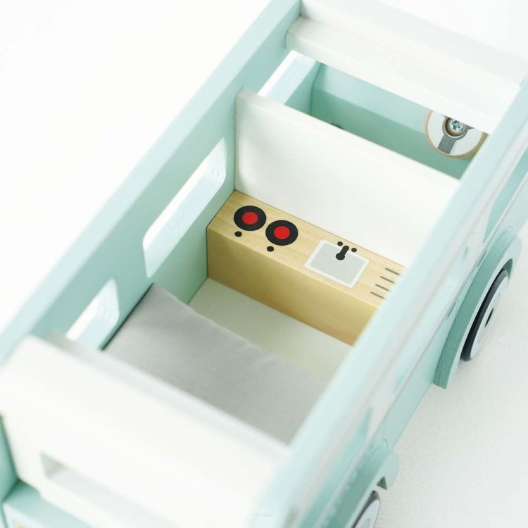 Otwierany dach drewnianego kampera z kabiną kierowcy, materacem i kuchenką