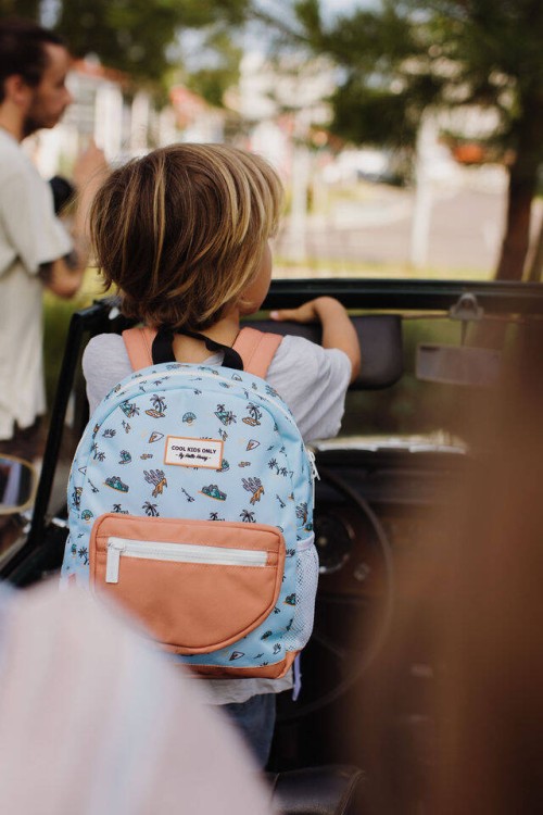 Kolorowy plecak dziecięcy Hello Hossy Blue Island z praktycznymi kieszeniami